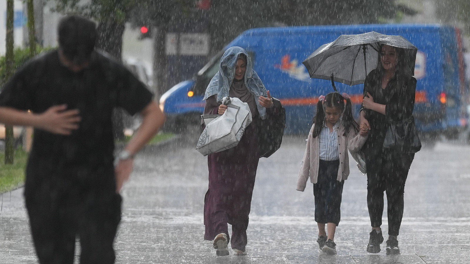 Tüm ülke etkisi altında! Bu 72 şehirde yaşayanlar sağanak yağışa dikkat