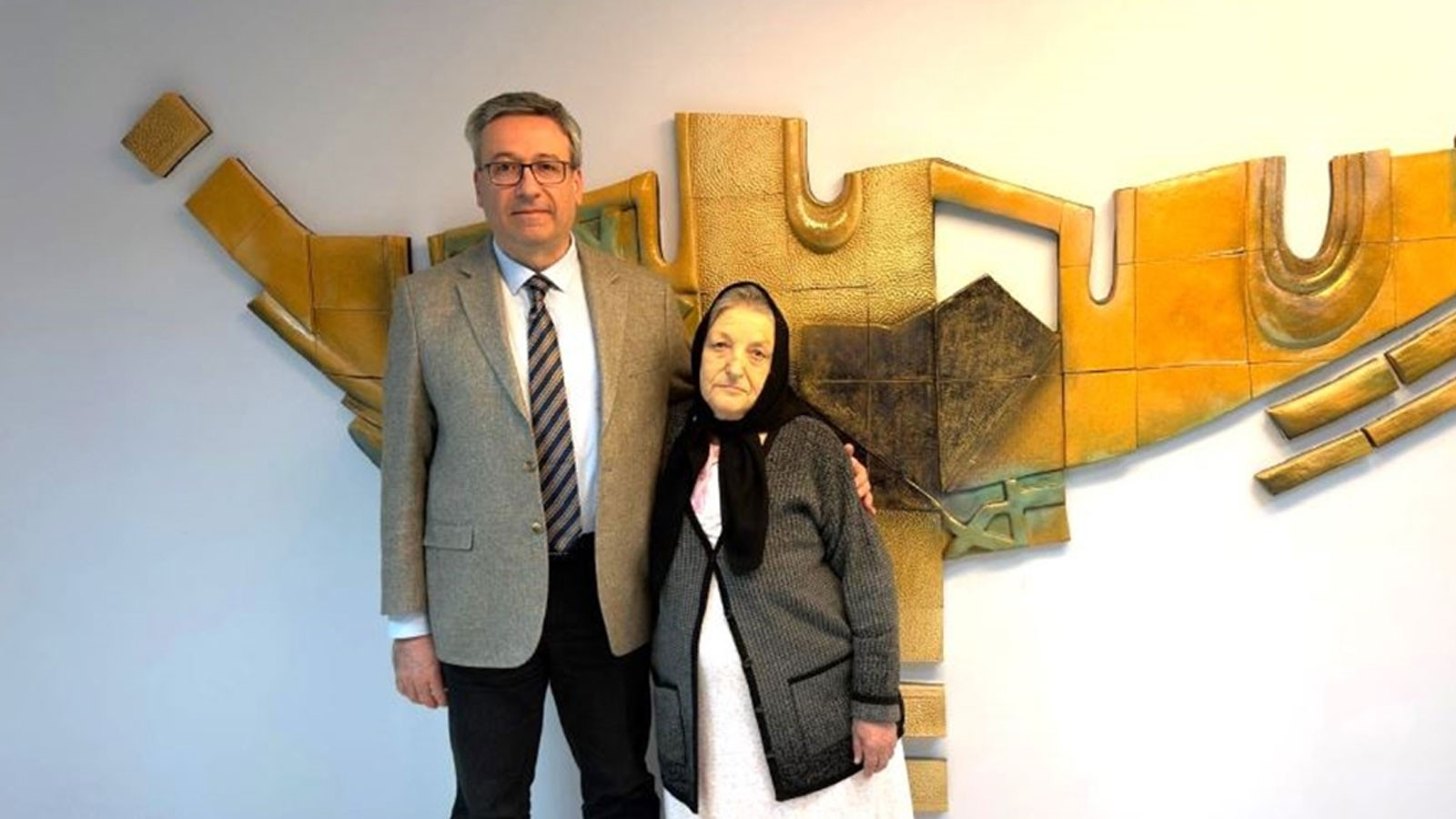 Yaşlı kadının kalça çevresinden 3,7 kiloluk tümör çıkarıldı