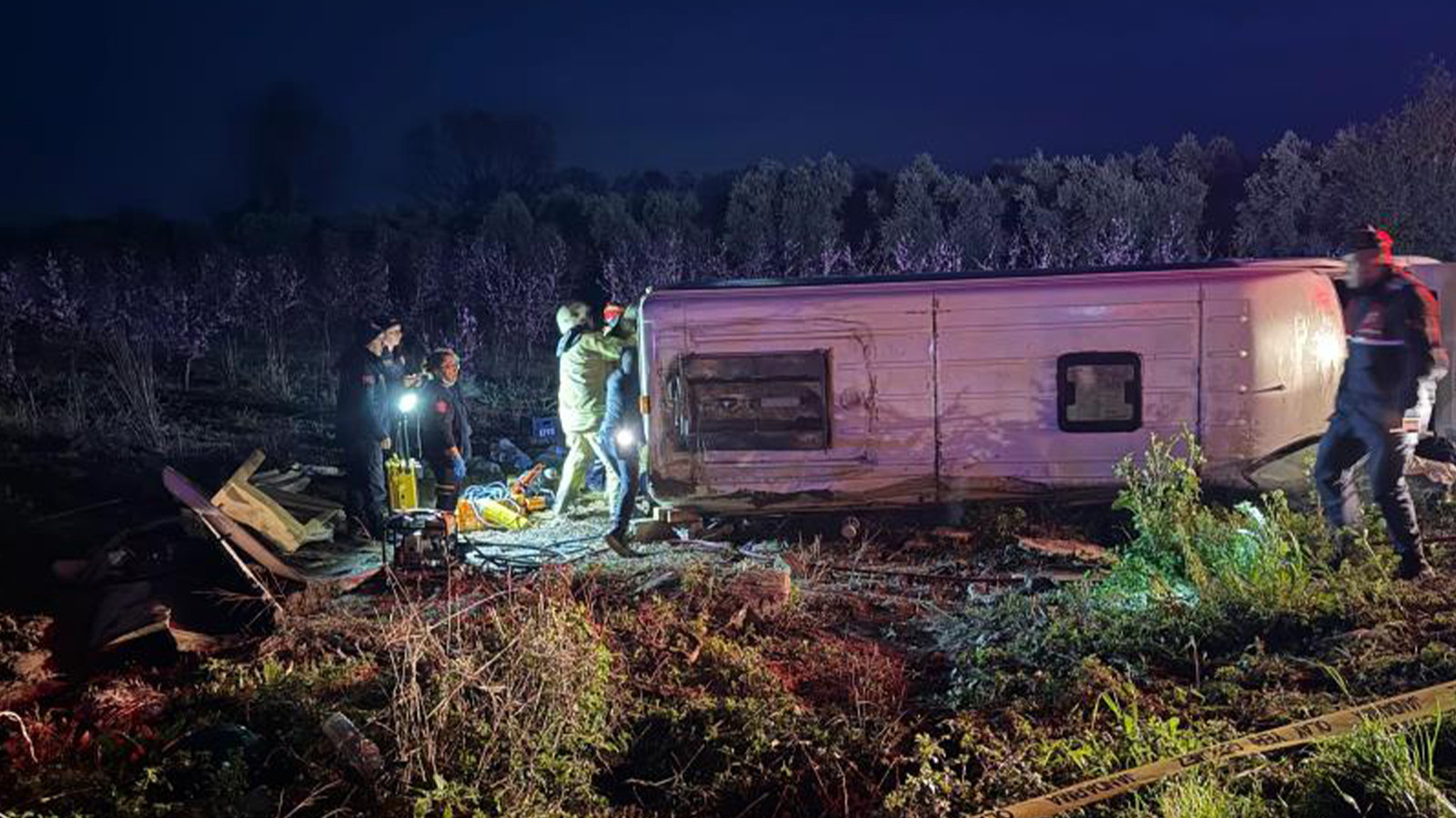 Yolcu minibüsü devrildi: 1 ölü, 12 yaralı
