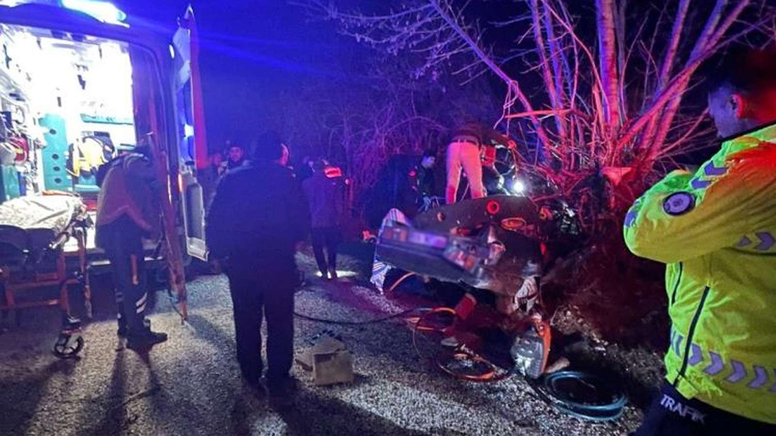 Antalya'da gece yarısı korkunç kaza: 3 kişi hayatını kaybetti