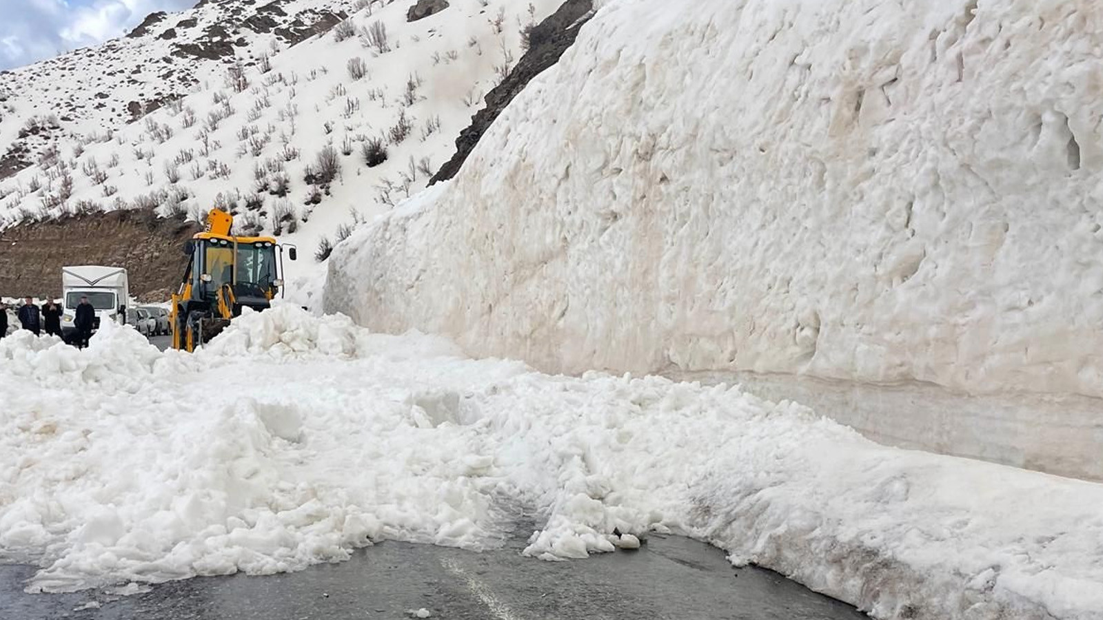 Çığ düştü, Hakkari-Şırnak kara yolu kapandı
