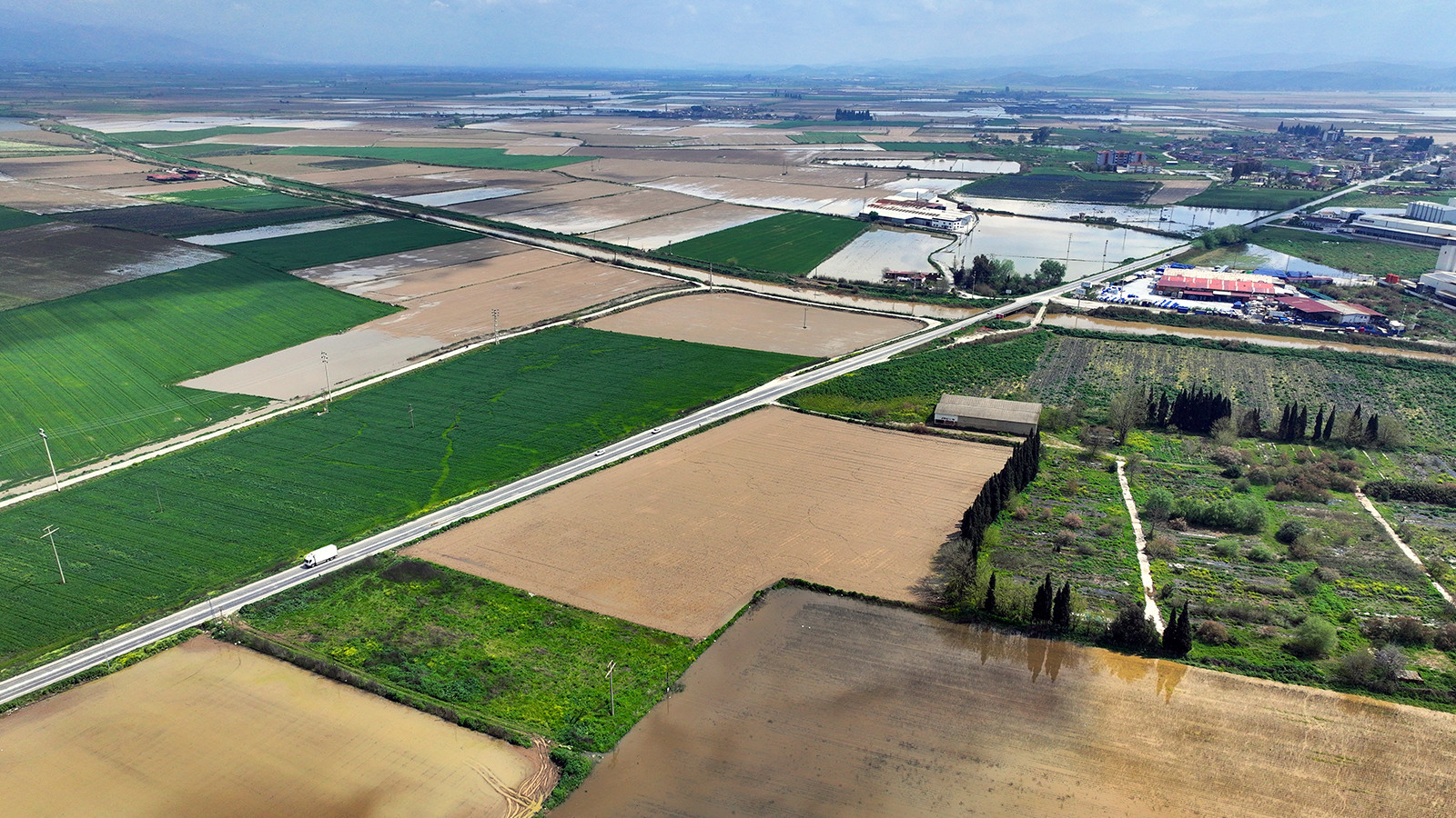 İzmir'de kuvvetli sağanak: Tarım arazileri sular altında
