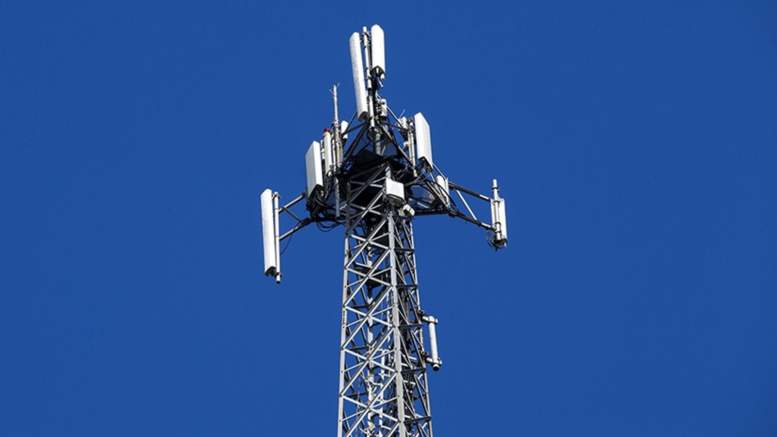 KDK devreye girdi, evin önündeki baz istasyonu kaldırıldı