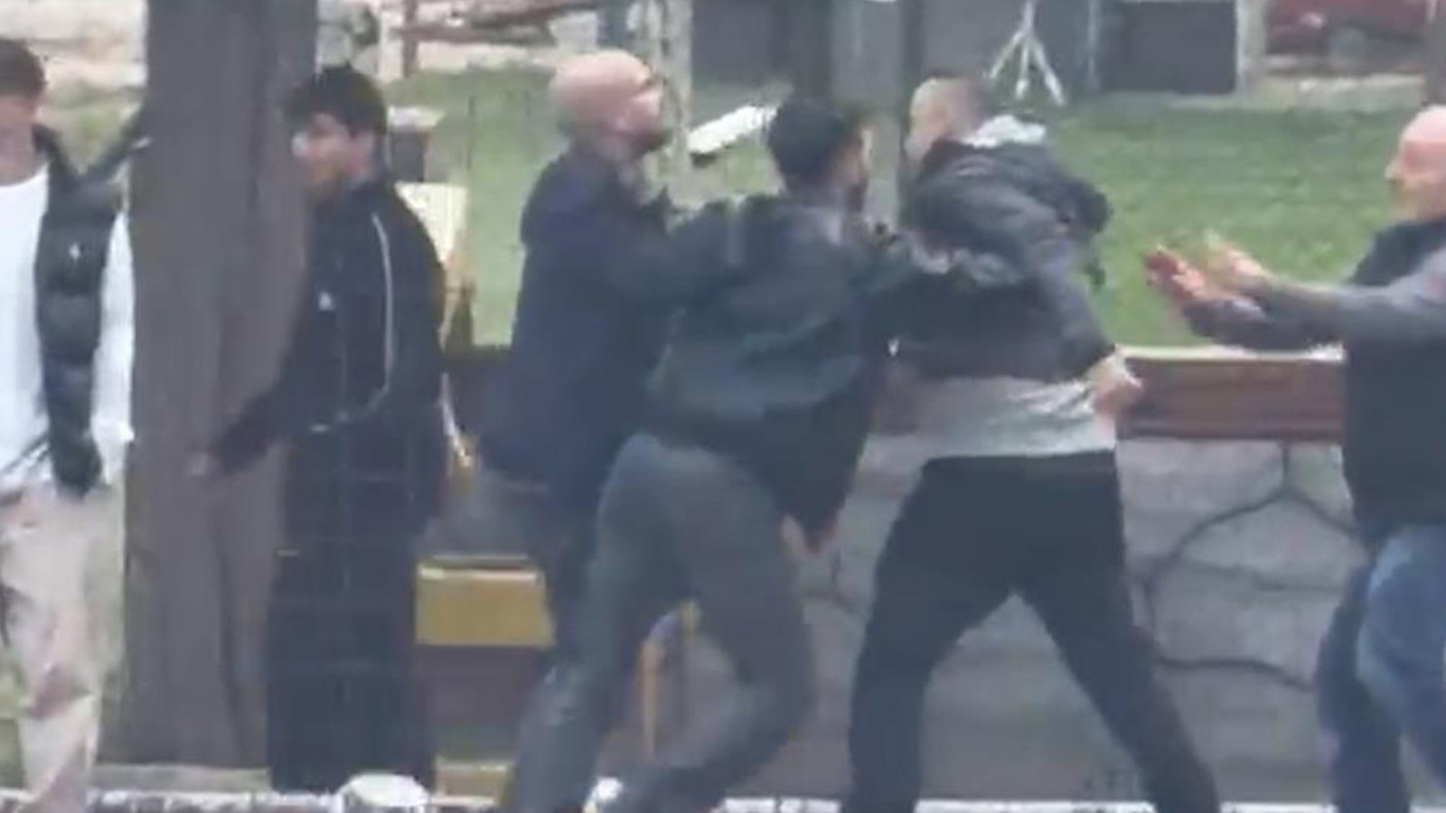 Maç bitti, sahaya atladı! Kadın hakeme saldırı girişimi