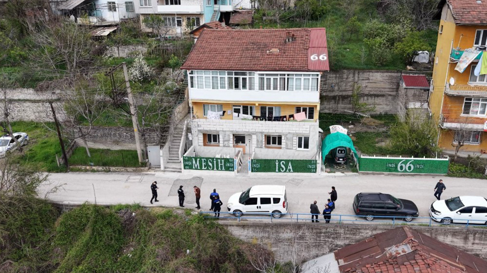 'Mesih' olduğunu söyleyerek evine yazılar yazdı