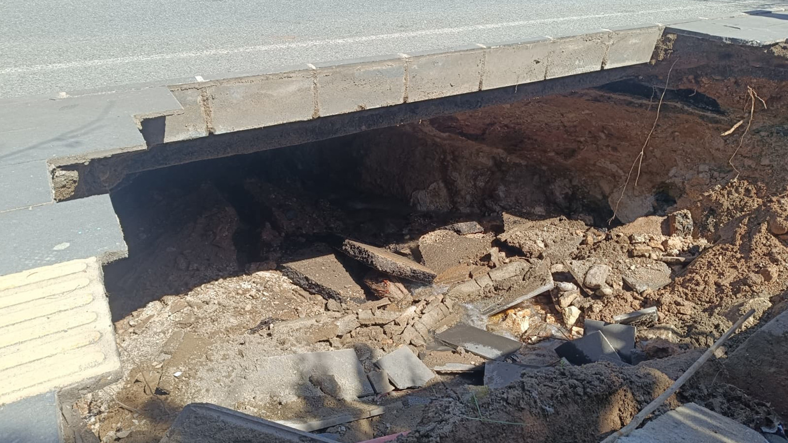 Siirt’te kaldırım çöktü: Yol trafiğe kapatıldı