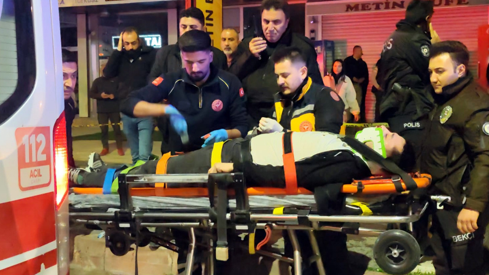 Aksaray'da 'yan bakma' kavgası kanlı bitti: Anne ve iki oğlu yaralandı