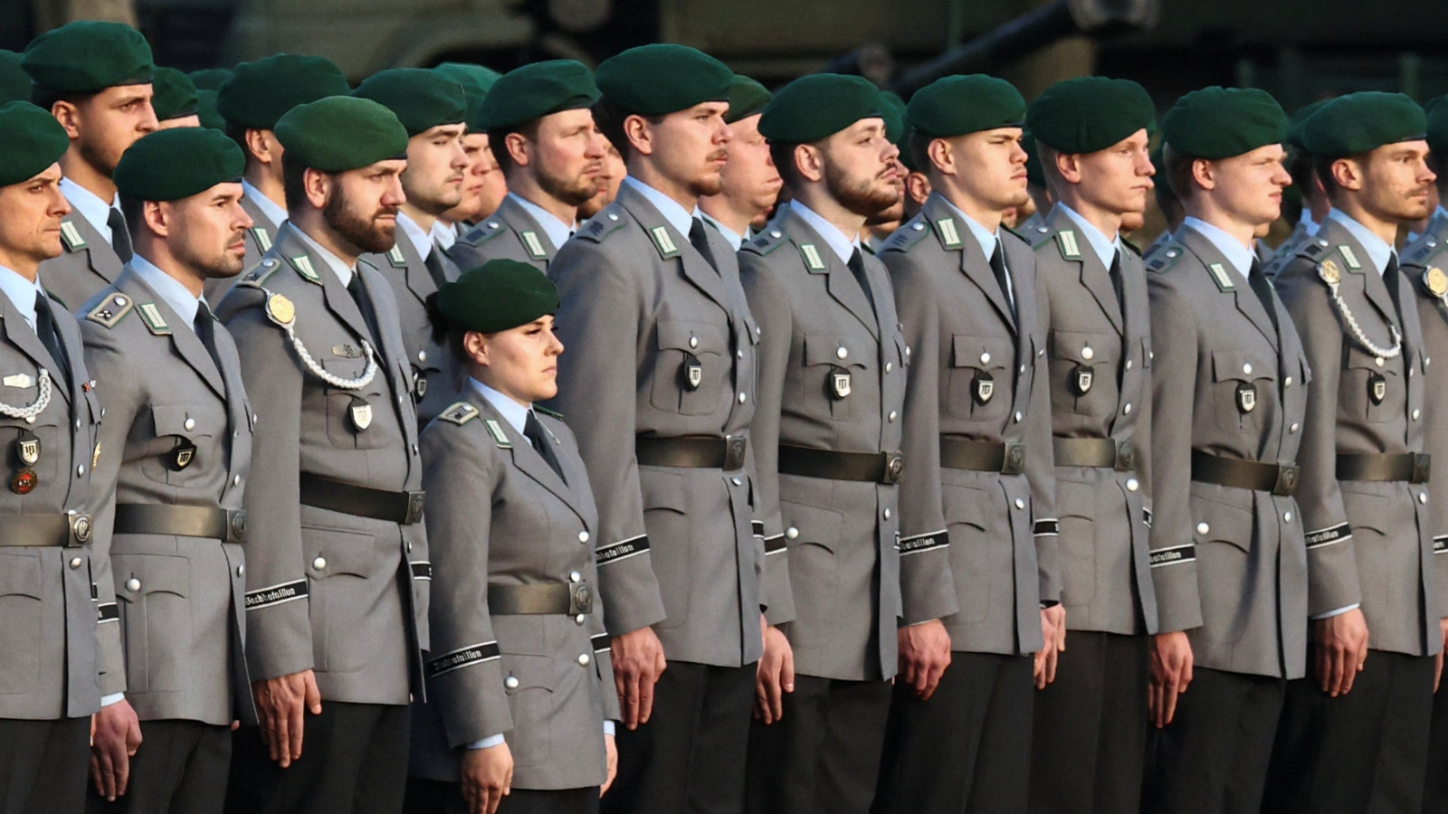 Almanya'dan flaş karar: 3 aydan fazla ülkeden ayrılacak erkeklere izin alma zorunluluğu getirildi