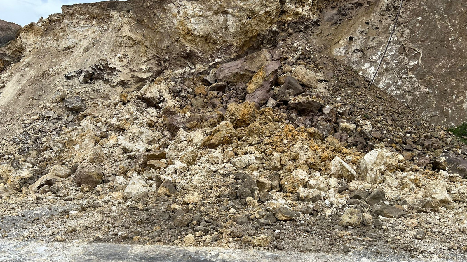 Batman'da heyelan öğrencileri perişan etti