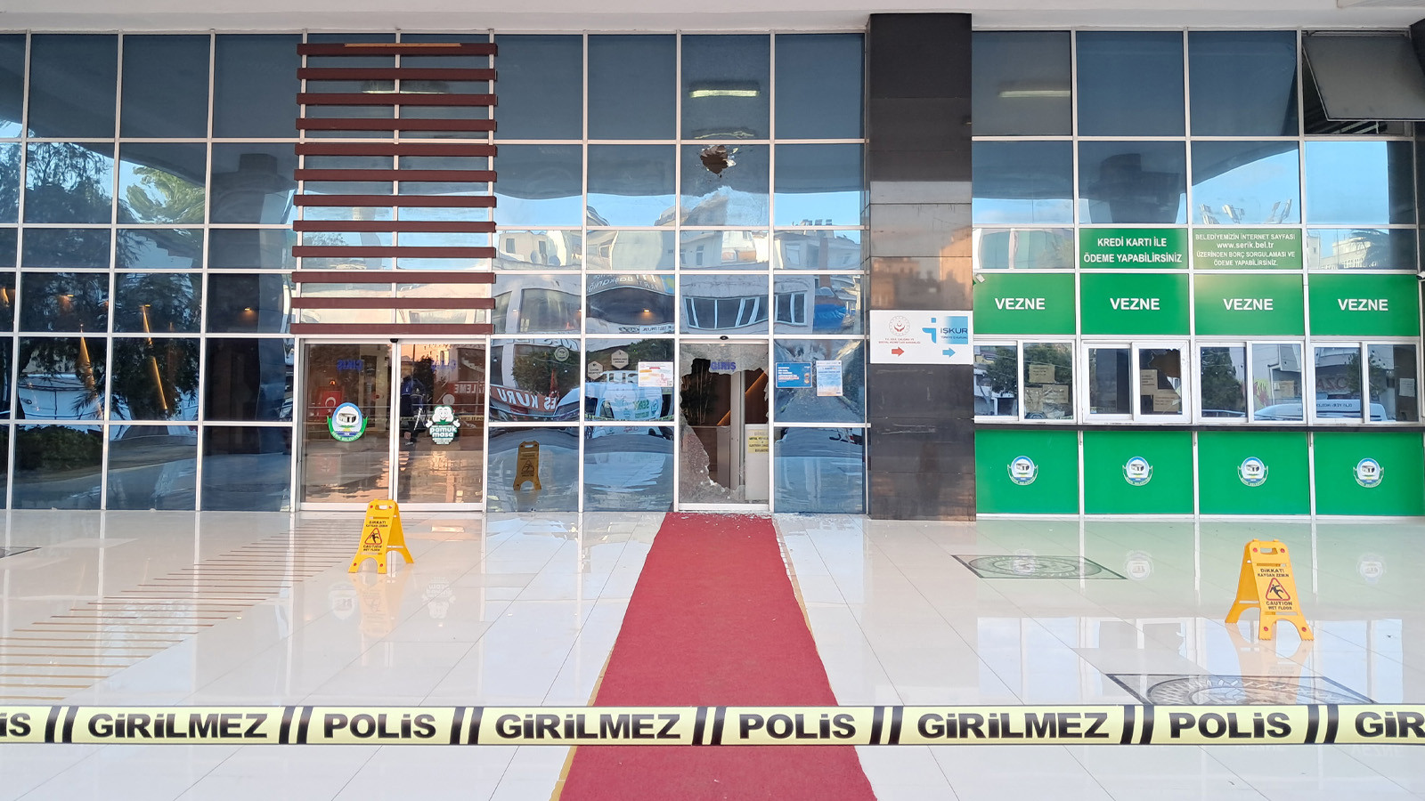 Belediye binasına av tüfeğiyle ateş açan saldırgan yakalandı