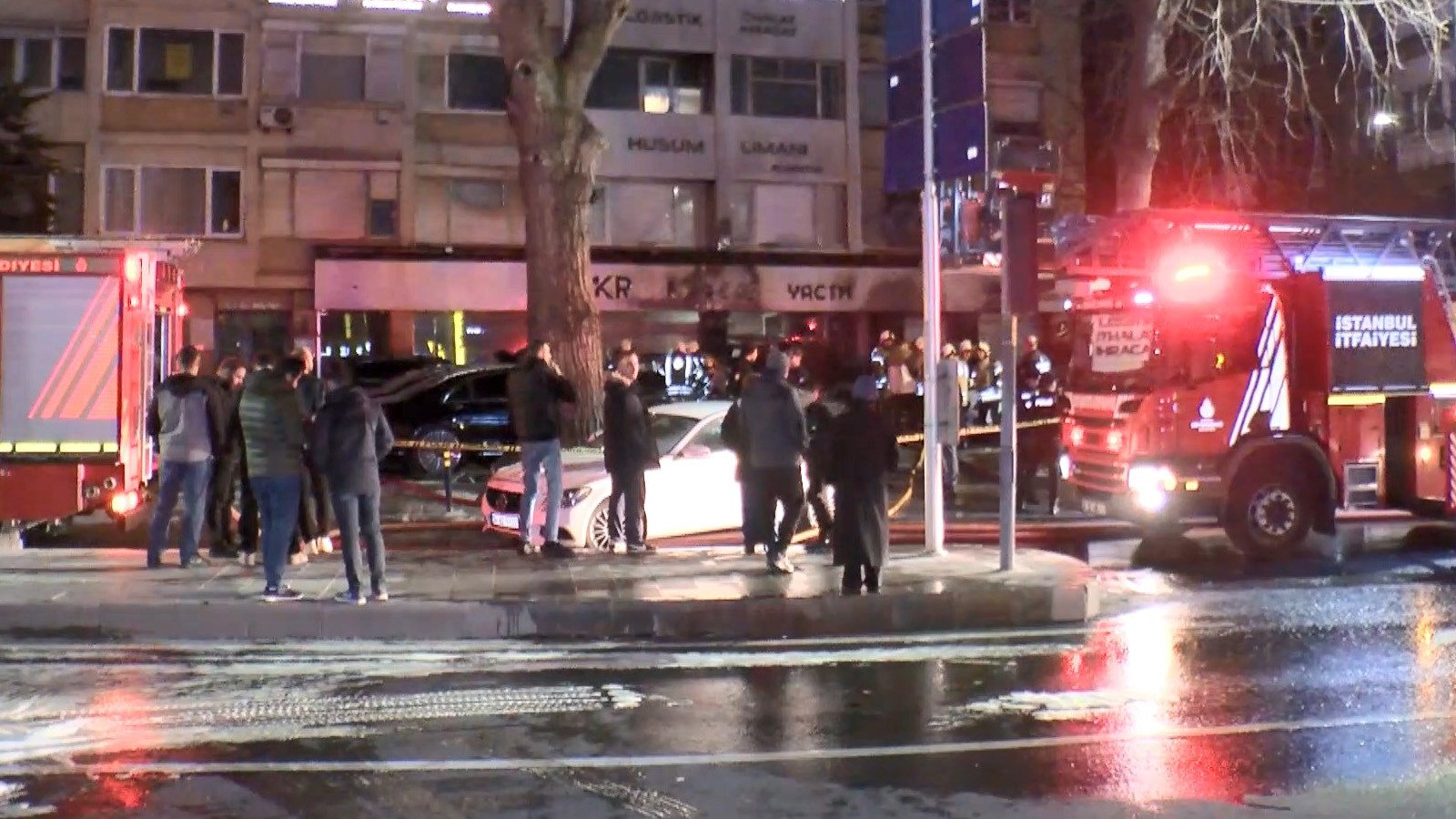 Beşiktaş'ta araç kiralama şirketinde yangın: 15 lüks araç küle döndü