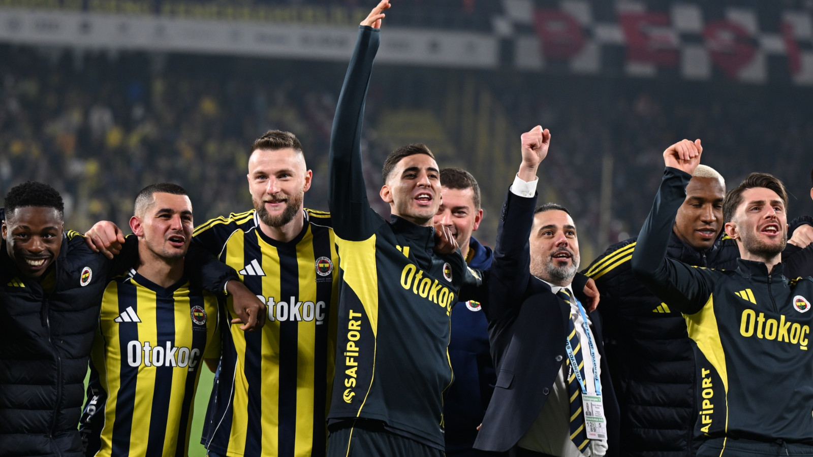 Derbi galibiyeti sonrası Fenerbahçe'yi taraftar karşıladı