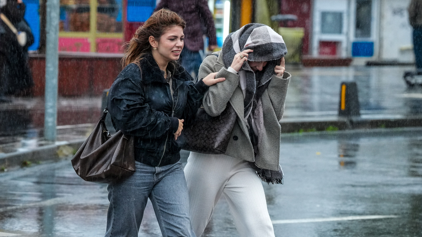 Meteoroloji İstanbul dahil çok sayıda il için için tarih verdi: Sağanak geri dönüyor, sıcaklıklar sert düşecek