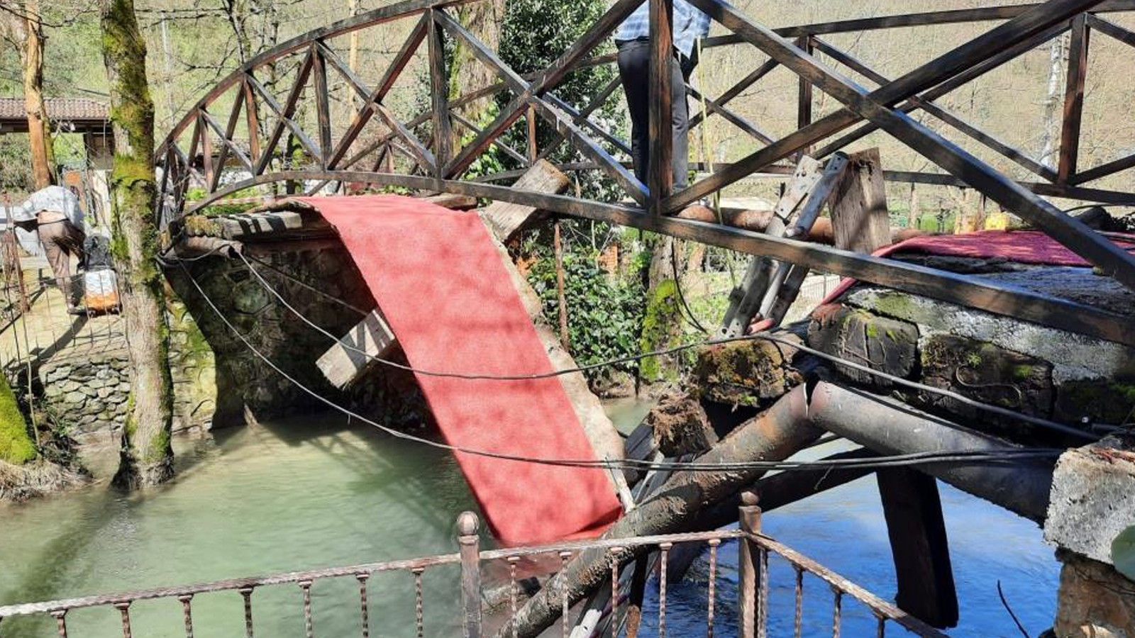 Sakarya’da dere üzerindeki asma köprü çöktü