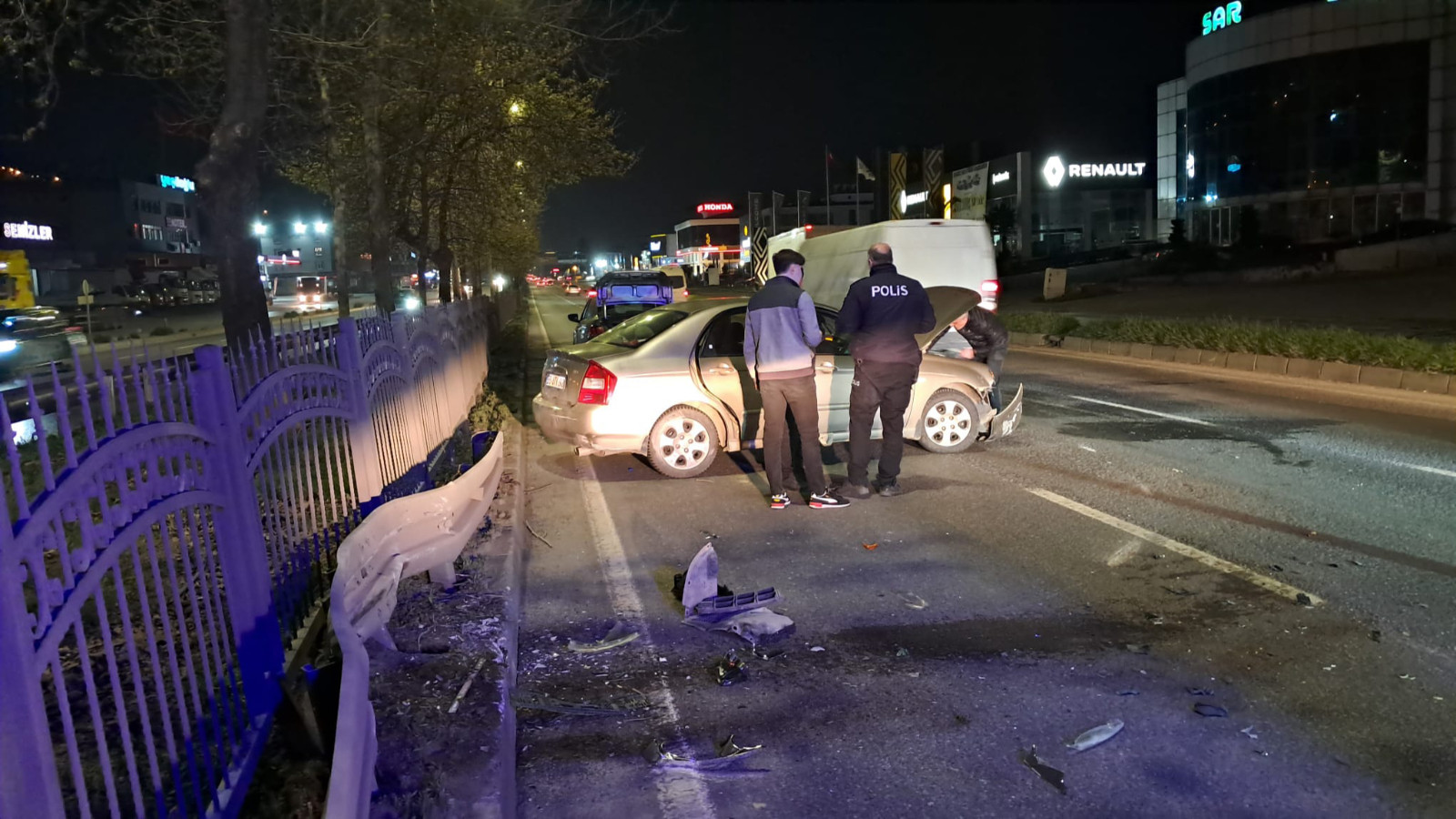 Samsun'da otomobil bariyerlere çarptı: 2 yaralı