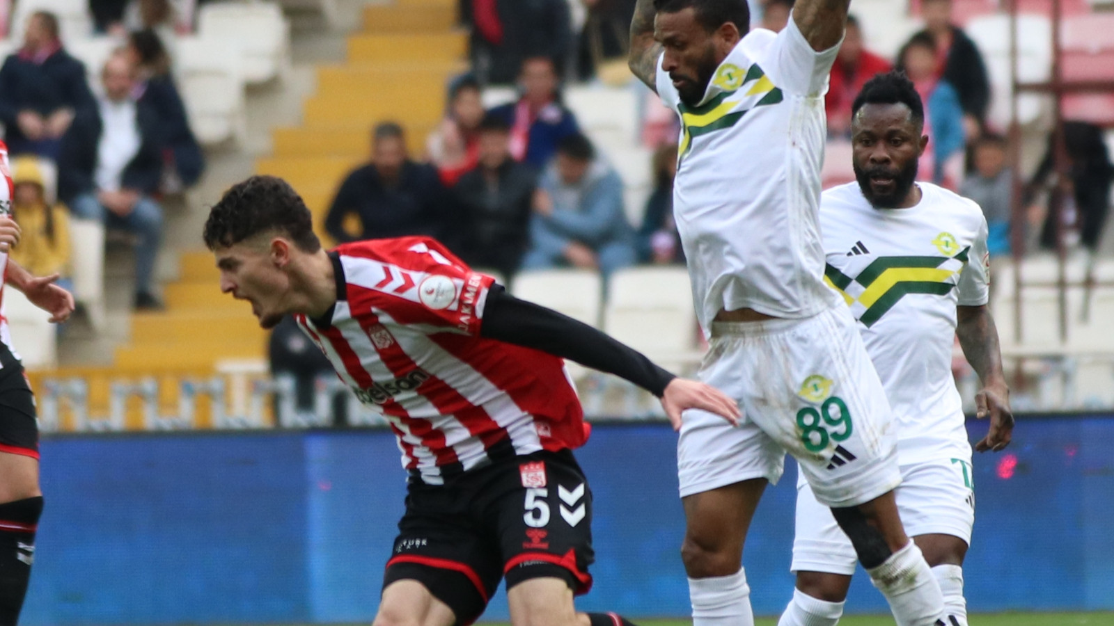 Sivasspor'un 20 yaşındaki stoperinde kırık tespit edildi