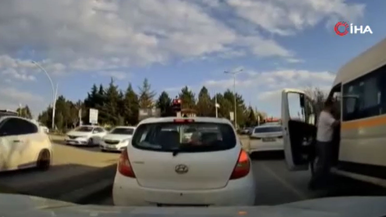 Ankara'da iki sürücü trafikte birbirine girdi