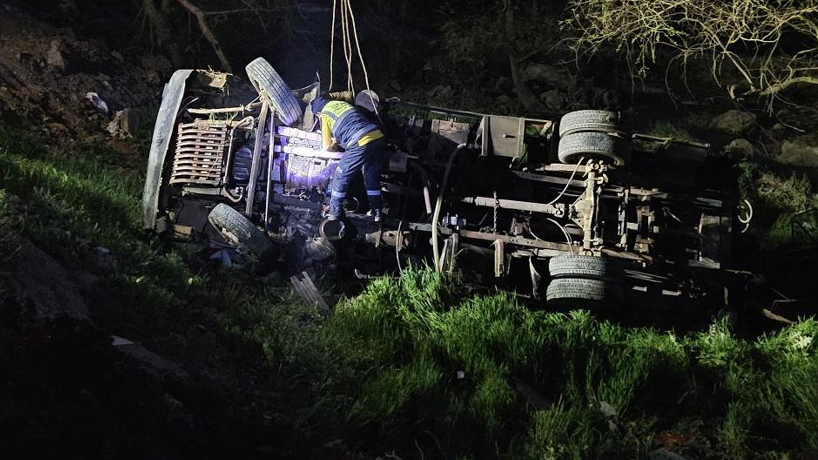 Balıkesir'de iş makinesi şarampole yuvarlandı: 1 ölü, 1 yaralı