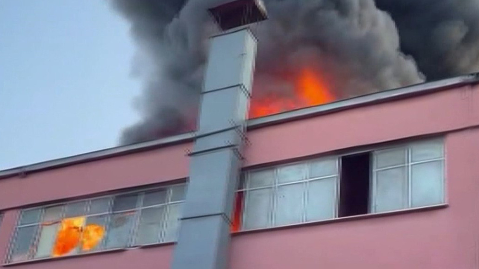 Başakşehir'de geri dönüşüm tesisinde yangın