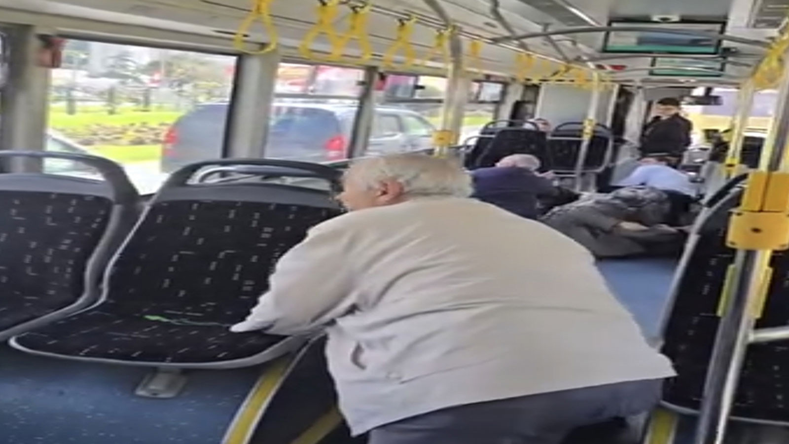 Beşiktaş'ta kurşun isabet eden İETT otobüsünde yolcular panik yaşadı