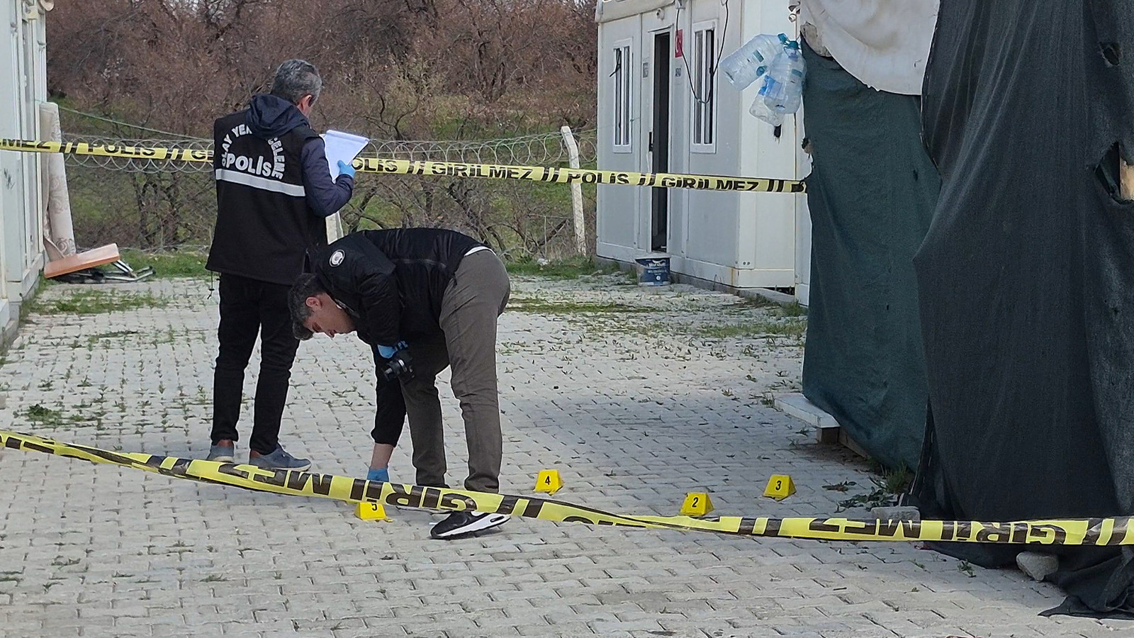 Birlikte yaşadığı kadın ile eniştesini silahla yaraladı