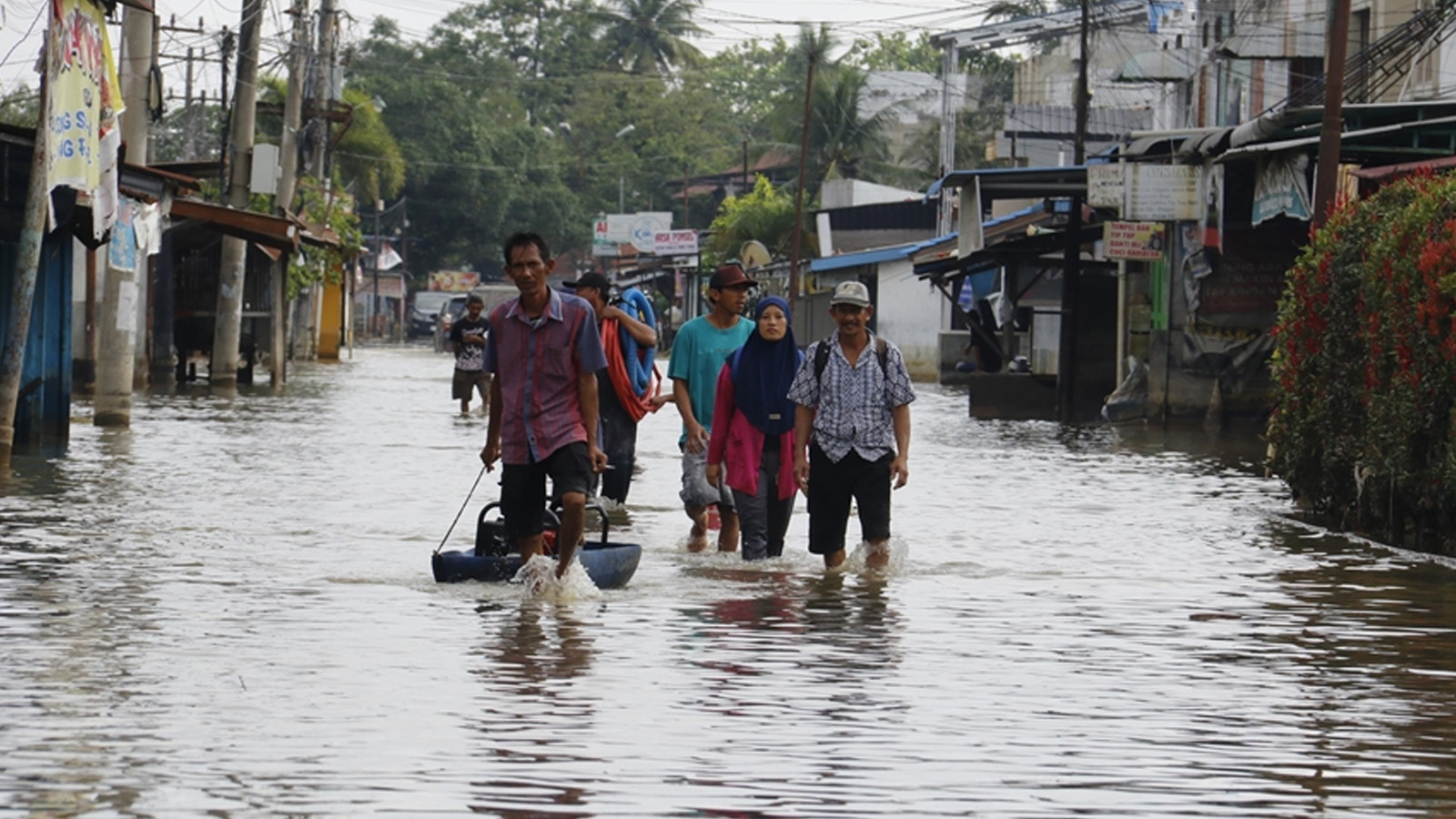 Endonezya'da şiddetli yağış nedeniyle havalimanı çatısı çöktü