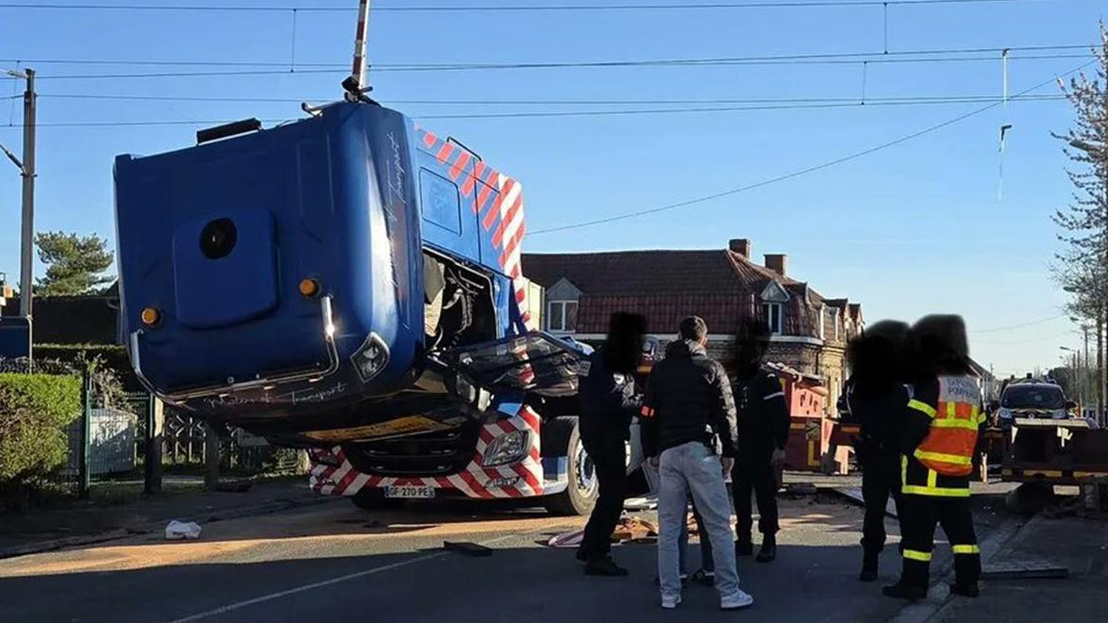 Fransa'da yüksek hızlı tren ve kamyon çarpıştı: Ölü ve yaralılar var