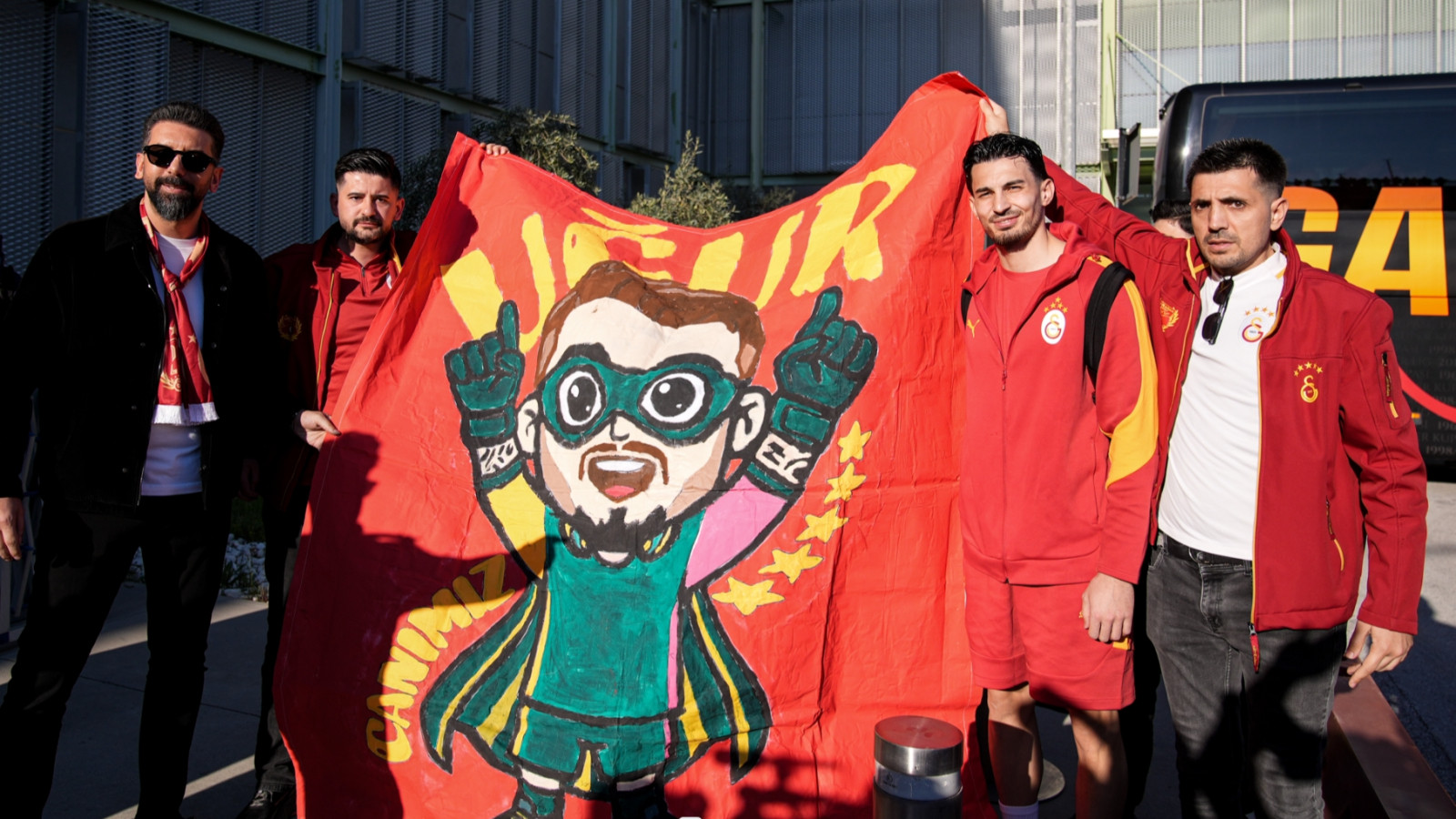 İzmir'de Uğurcan Çakır ve Okan Buruk için dikkat çeken pankart