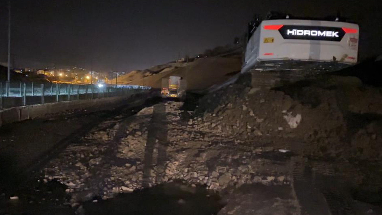 Hakkari'de heyelan; yol trafiğe kapandı