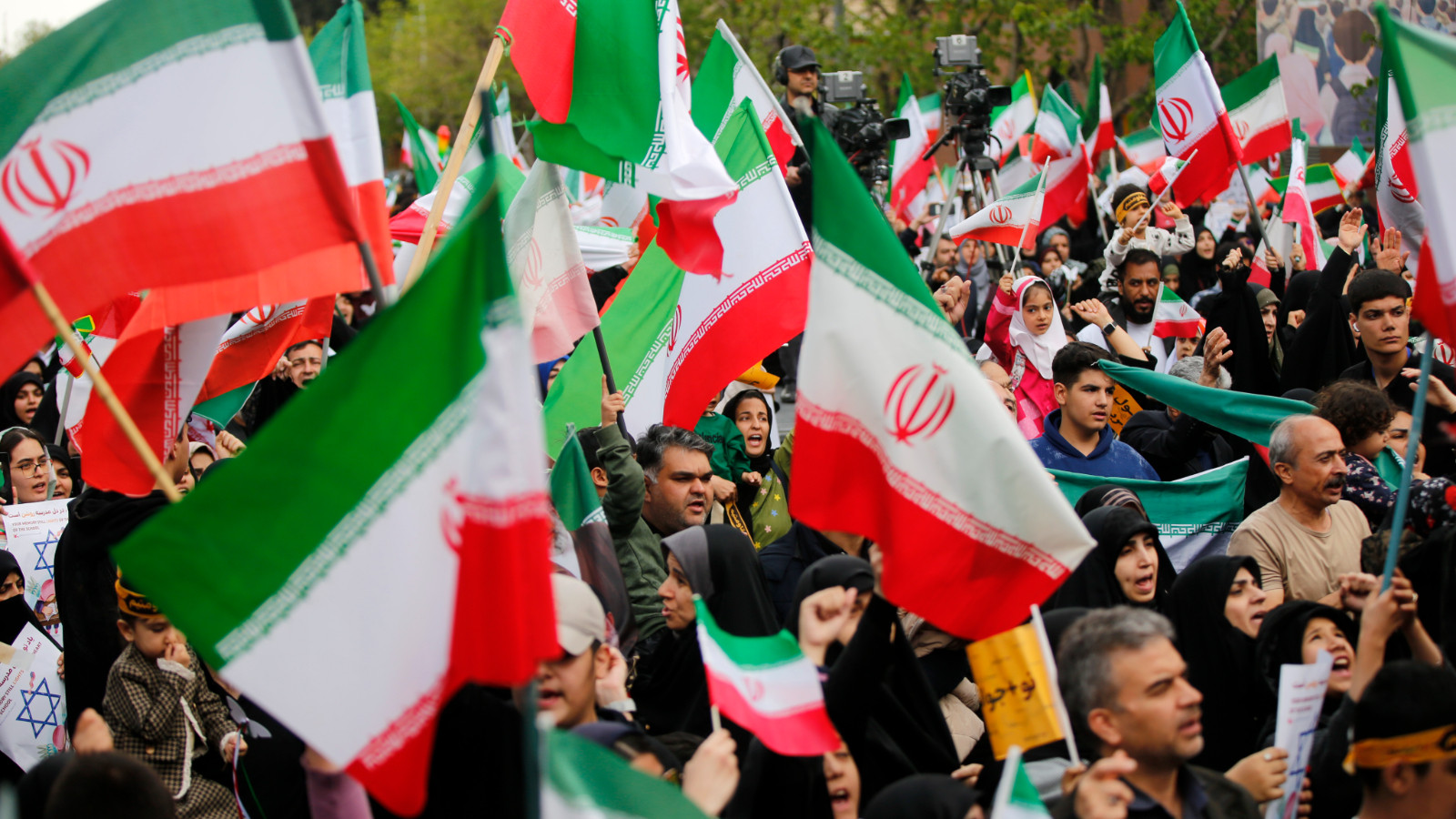 İran halkı altyapı tesislerinin önünde toplanıp insan zinciri oluşturmaya başladı