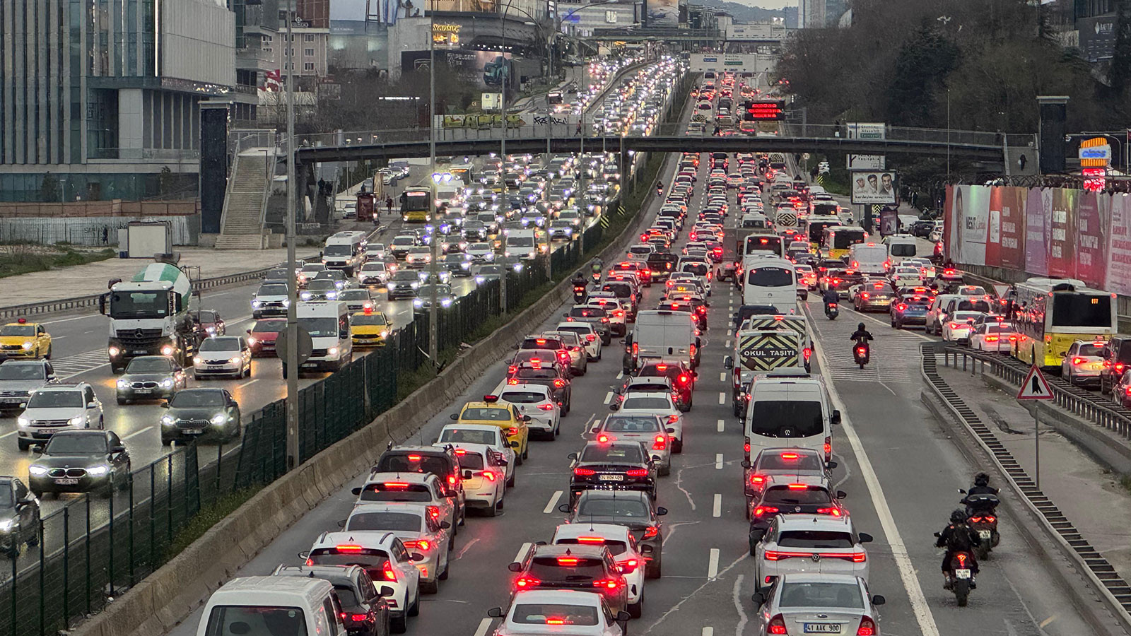 İstanbul'da trafik kilit! Yoğunluk yüzde 85'e yükseldi