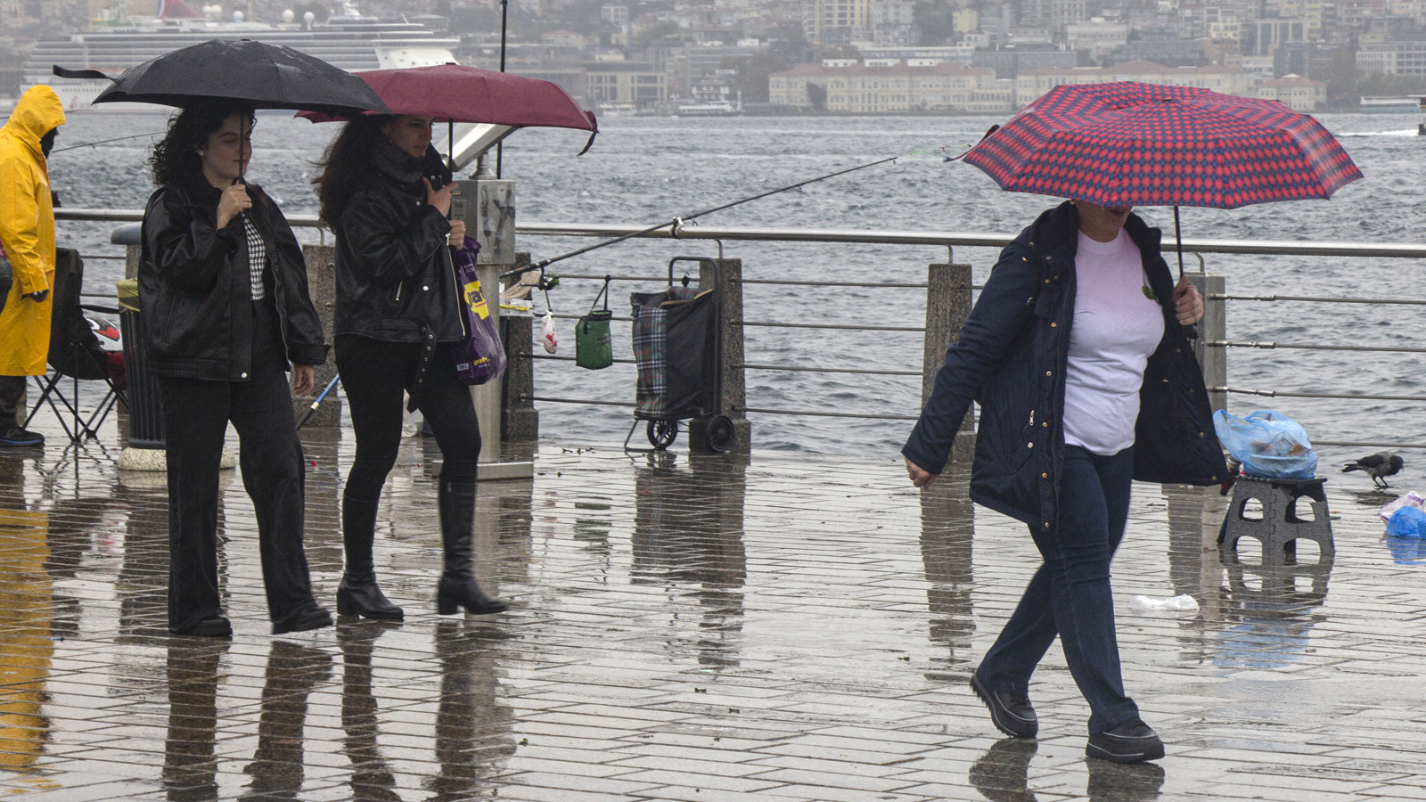 Meteoroloji saat verdi İstanbul, Ankara, İzmir'i vuracak: Balkanlardan gök gürültülü sağanak geliyor