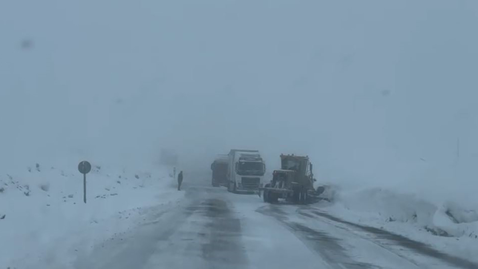 O ilde yoğun kar yağışı; ulaşım durma noktasına geldi