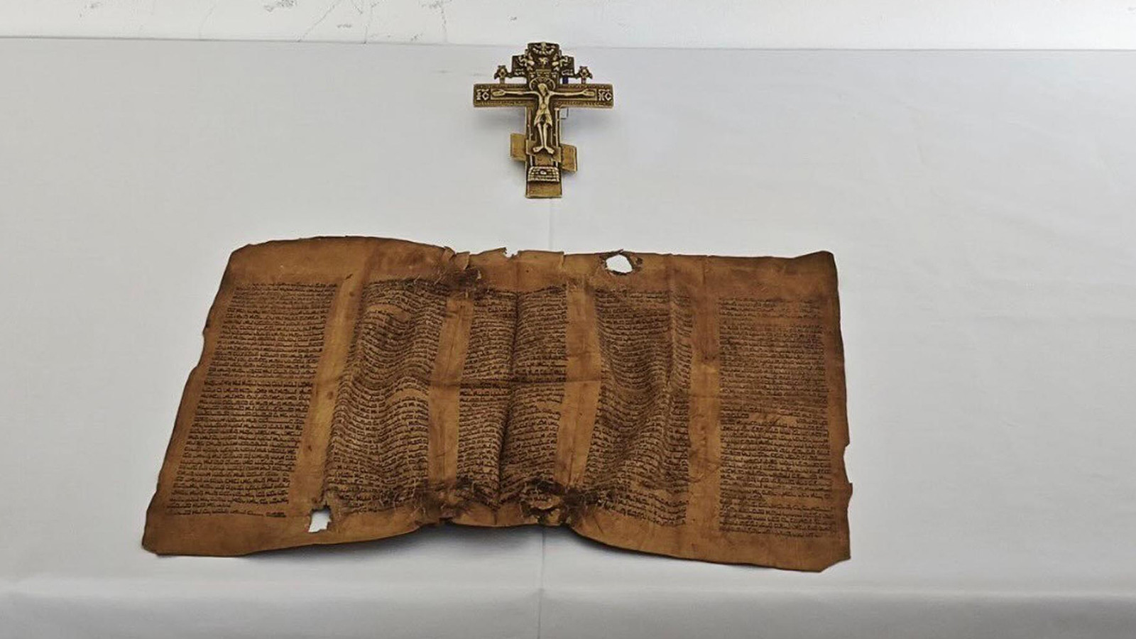 Orta Çağ dönemine ait! Erzurum’da parşömen ile bronz haç ele geçti