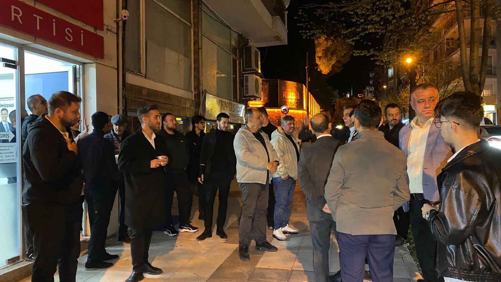 Şehzadeler CHP İlçe Başkanlığı binasına taşlı saldırı