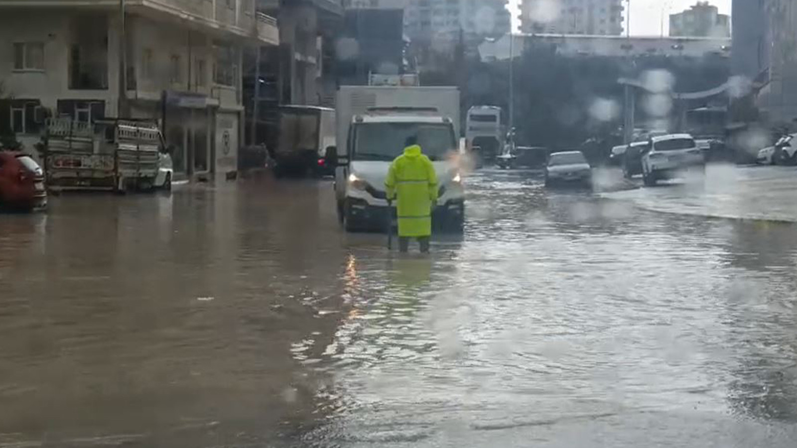 Yarım saatlik sağanak yolları göle çevirdi