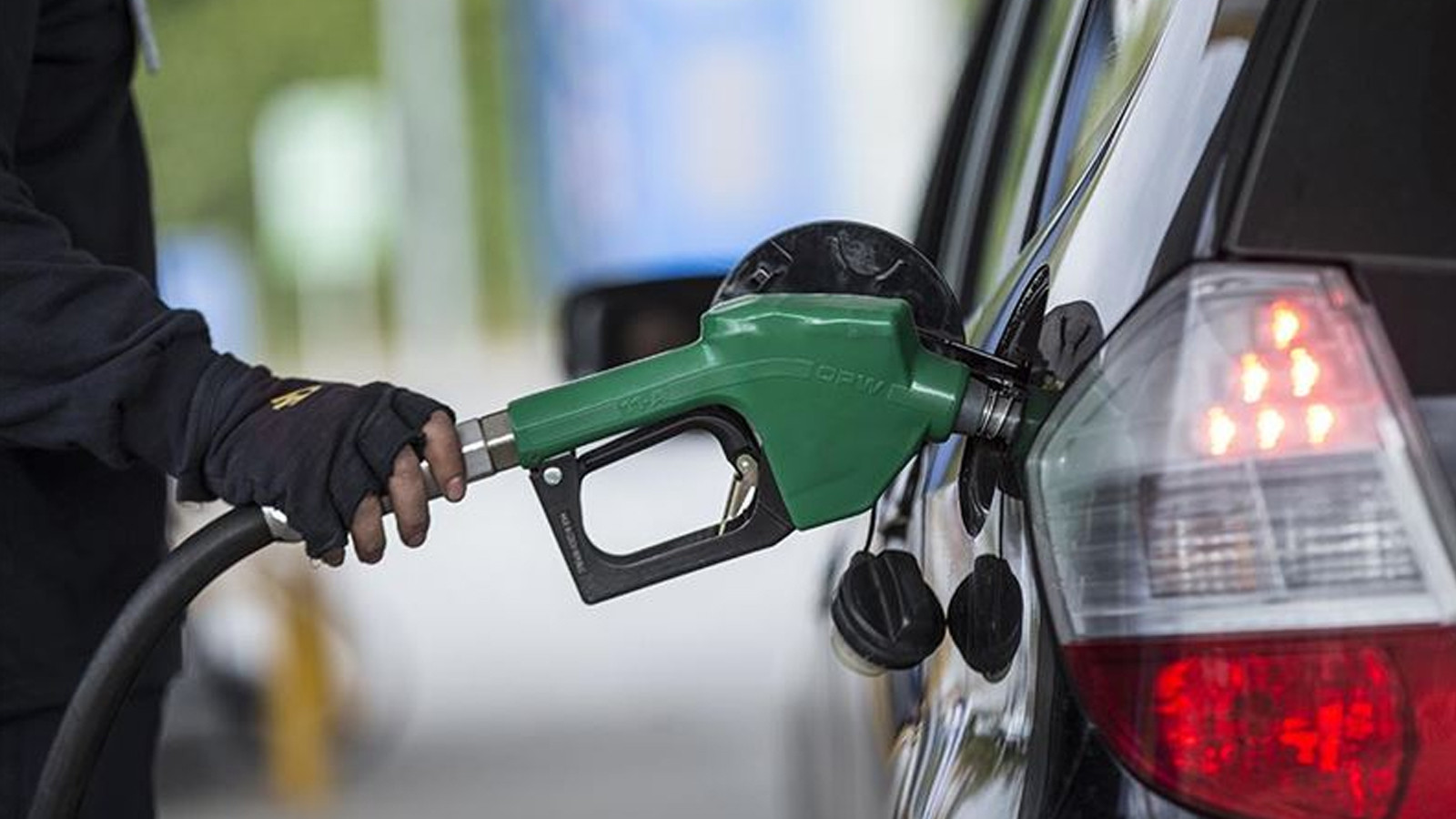 Akaryakıta dev zam geldi: Benzin ve motorin fiyatları gece yarısı değişti