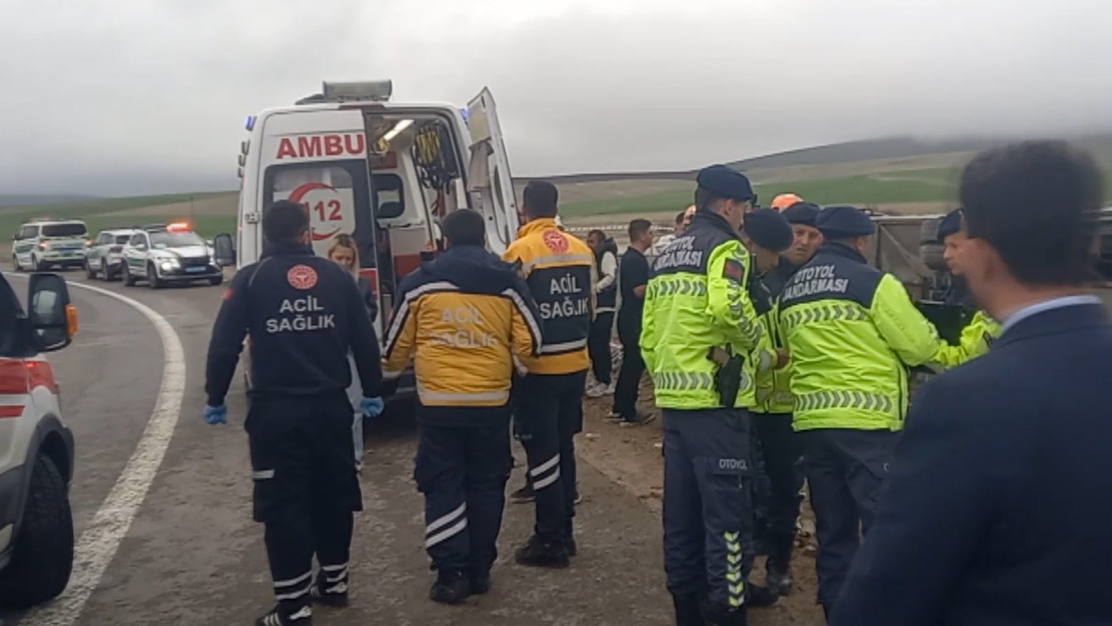 Aksaray'da tur otobüsü devrildi: Çok sayıda yaralı var