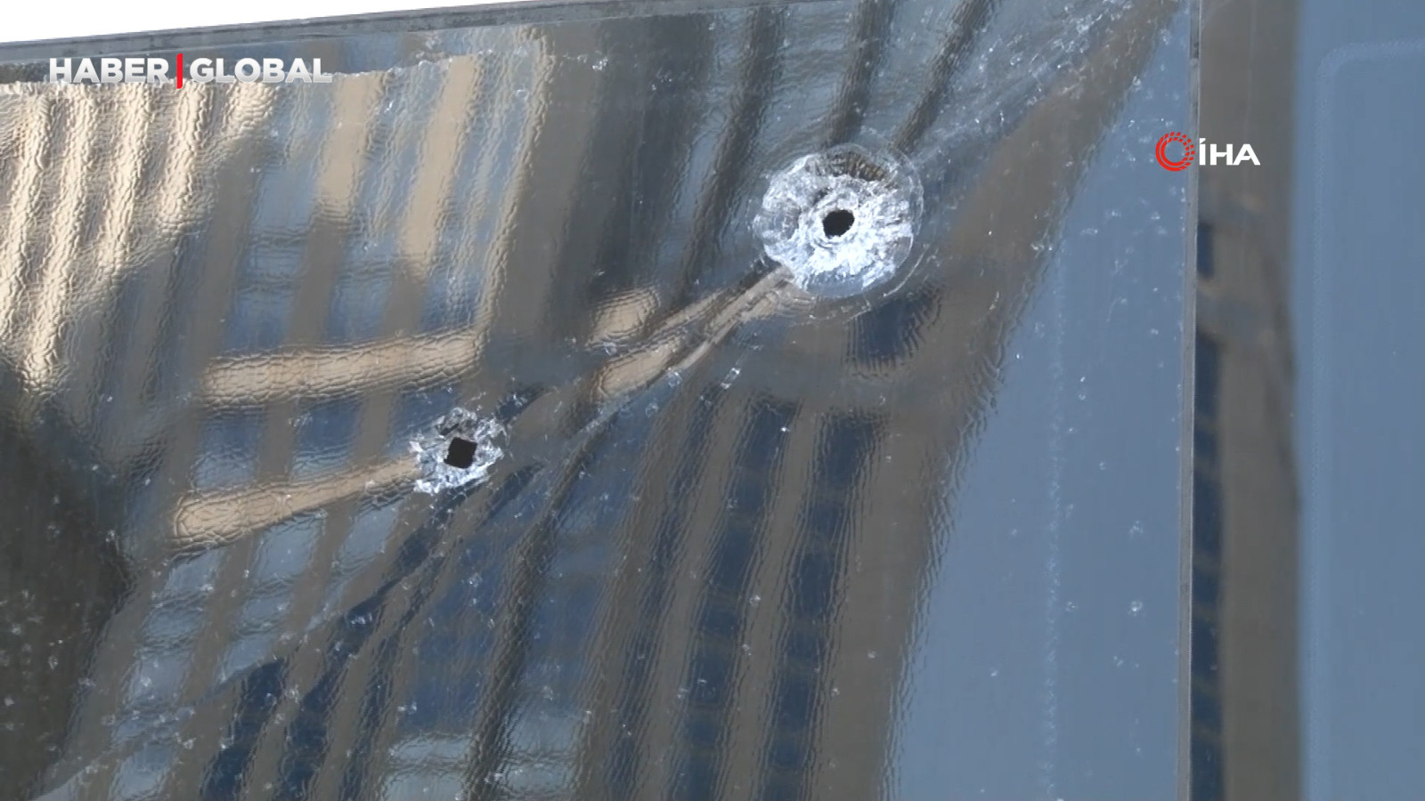 Beşiktaş'ta kurşun yağmurunda kalan servis araçları görüntülendi