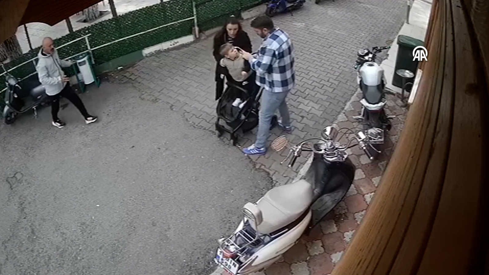 Boğazına oyuncak parçası kaçan çocuğu antrenör böyle kurtardı