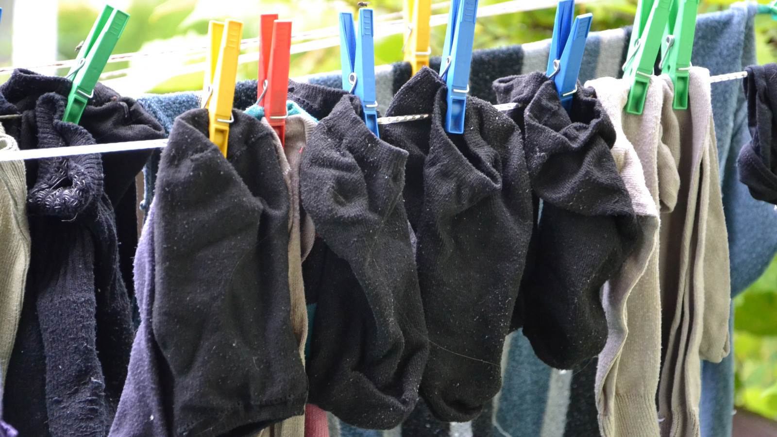 Çamaşır makinesinde bu hata kıyafetleri öldürüyor!