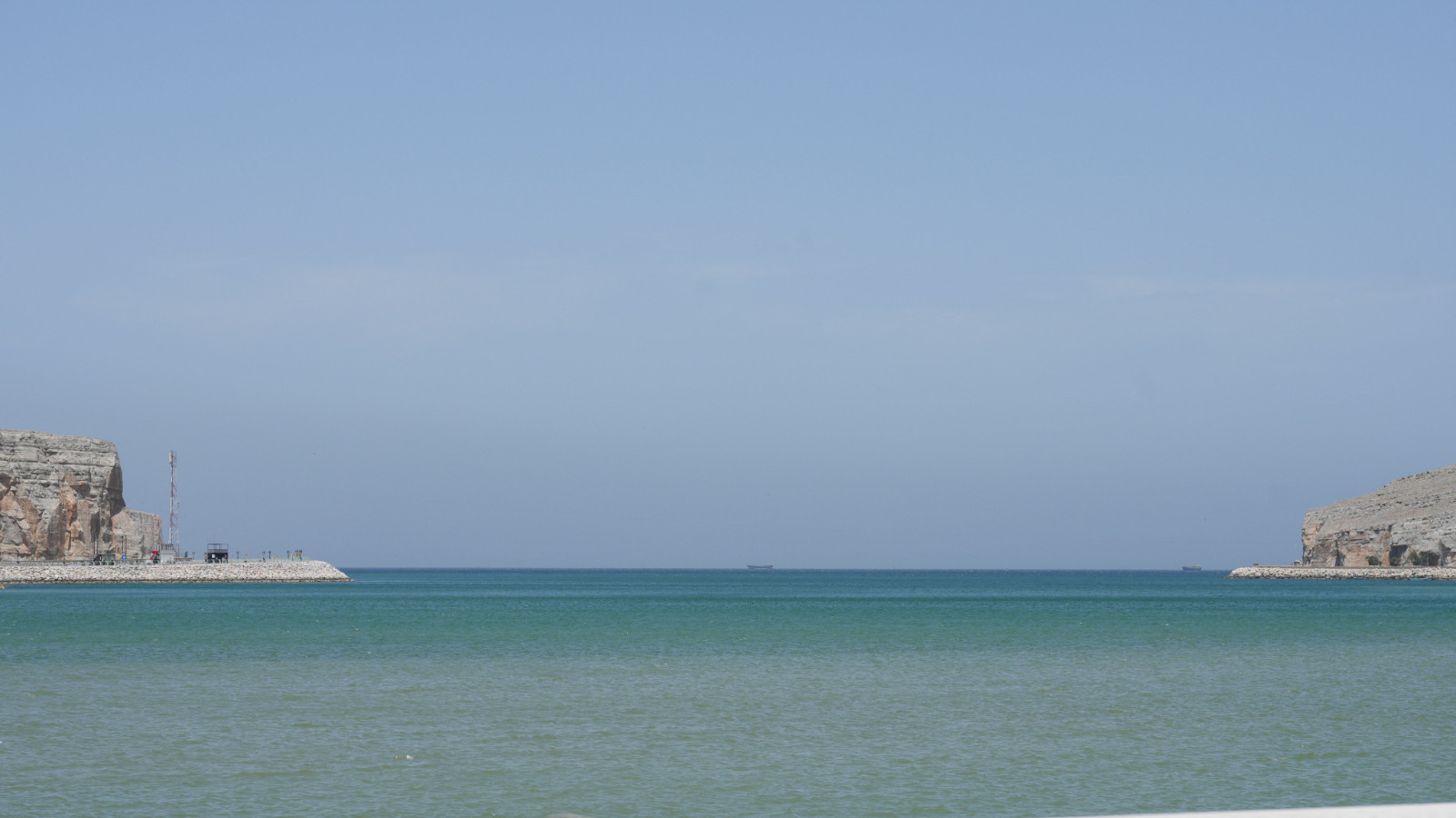 İran, Hürmüz Boğazı'ndaki gemi geçişlerini durdurdu