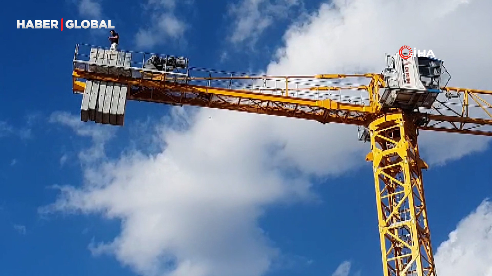 Maaşını alamayınca vincin tepesine çıktı, banka hesabına yatan parayı teyit edip geri indi