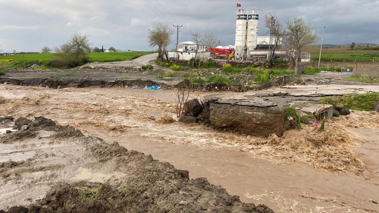 Osmaniye'de yağış felaketi: Yollar kapandı, ulaşım aksadı