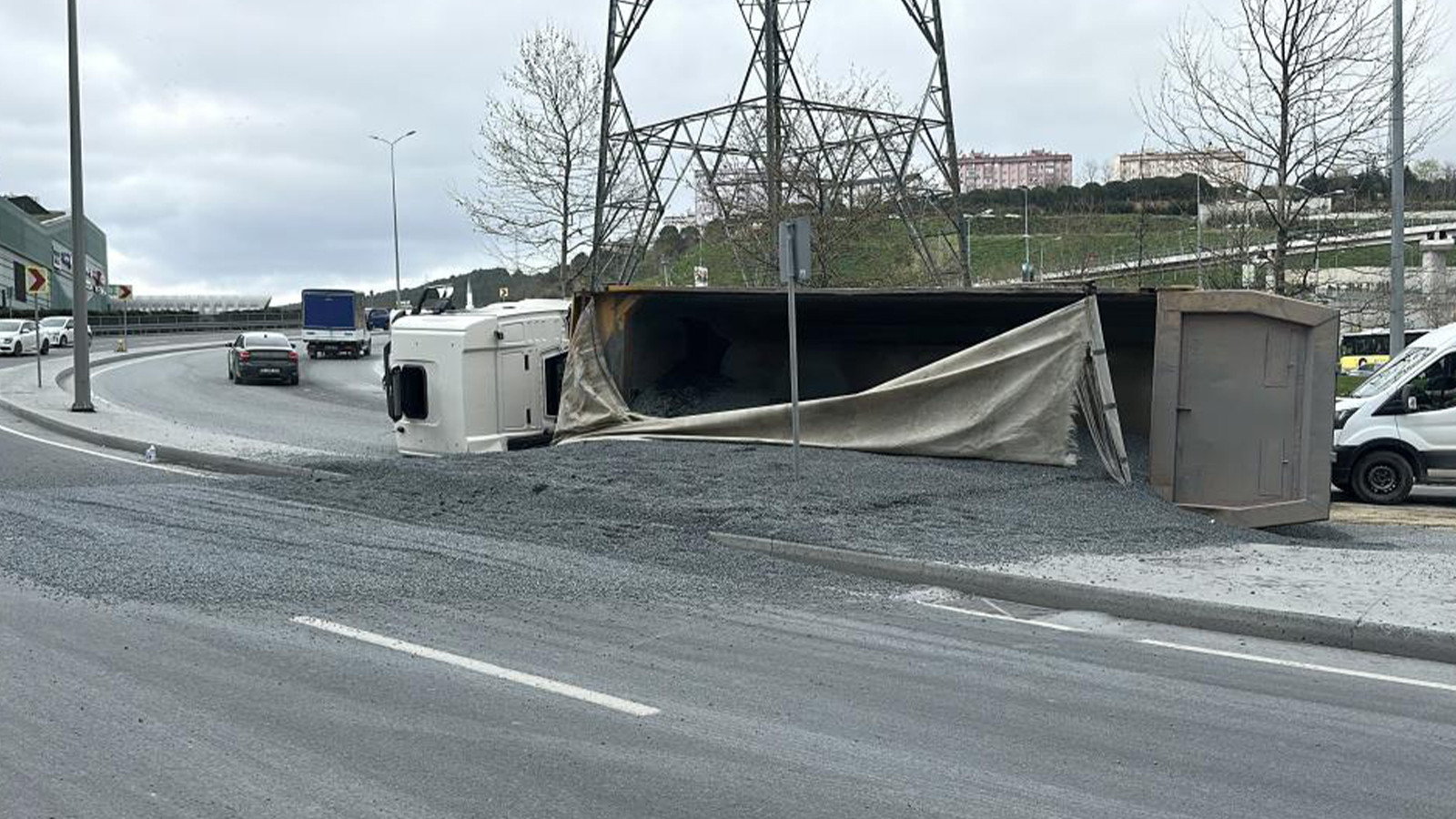 Sarıyer'de hafriyat kamyonu devrildi: Sürücü yaralandı