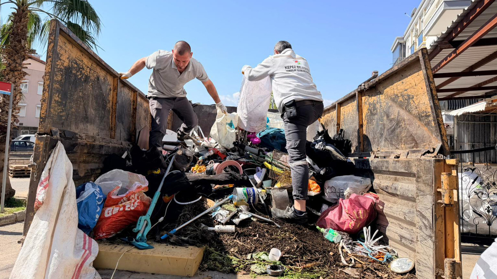 Antalya'da bir evden  3 yılda 20 kamyon çöp çıkarıldı