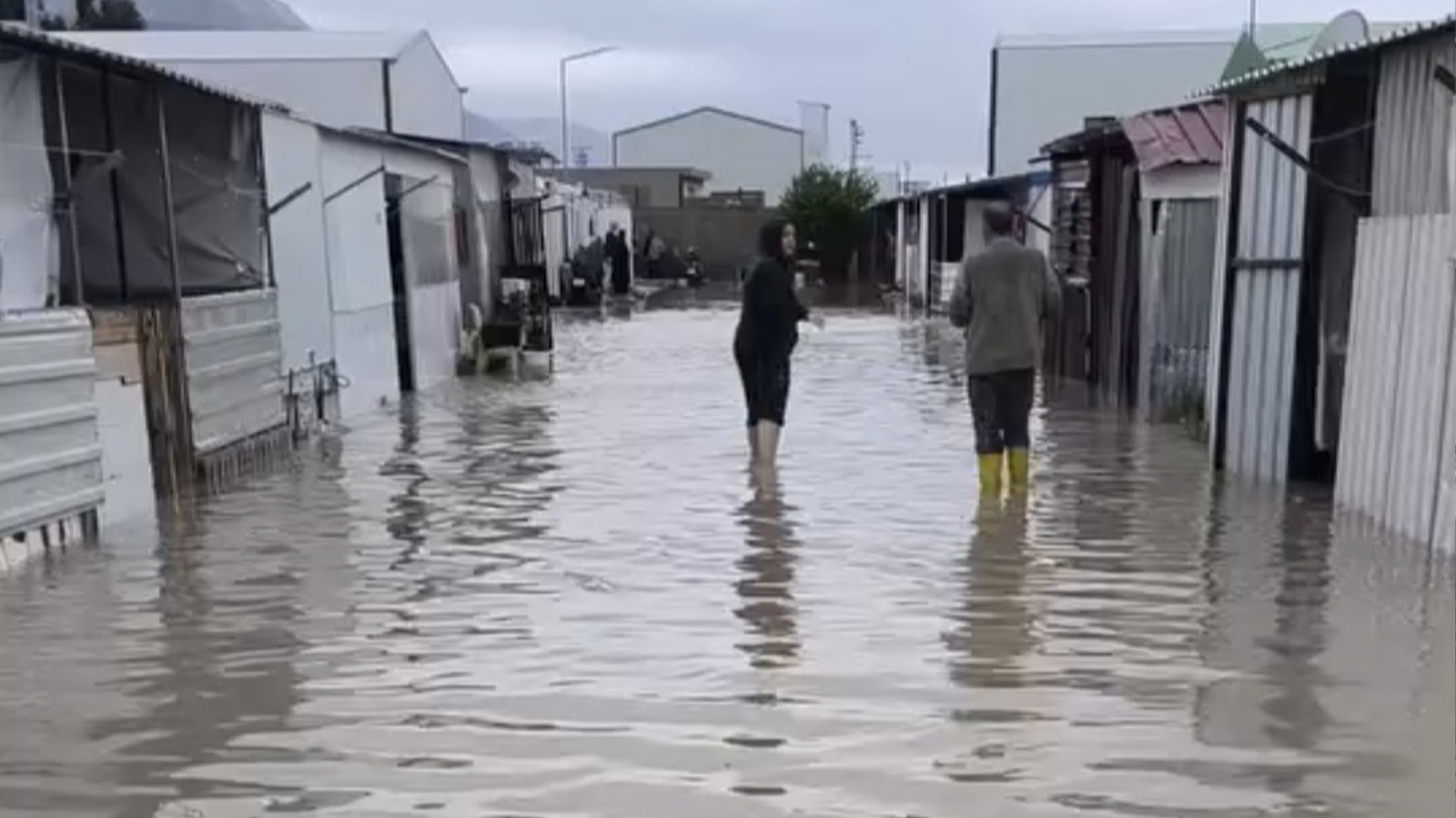 Hatay'ı şiddetli yağış vurdu: Yollar göle döndü, evleri su bastı
