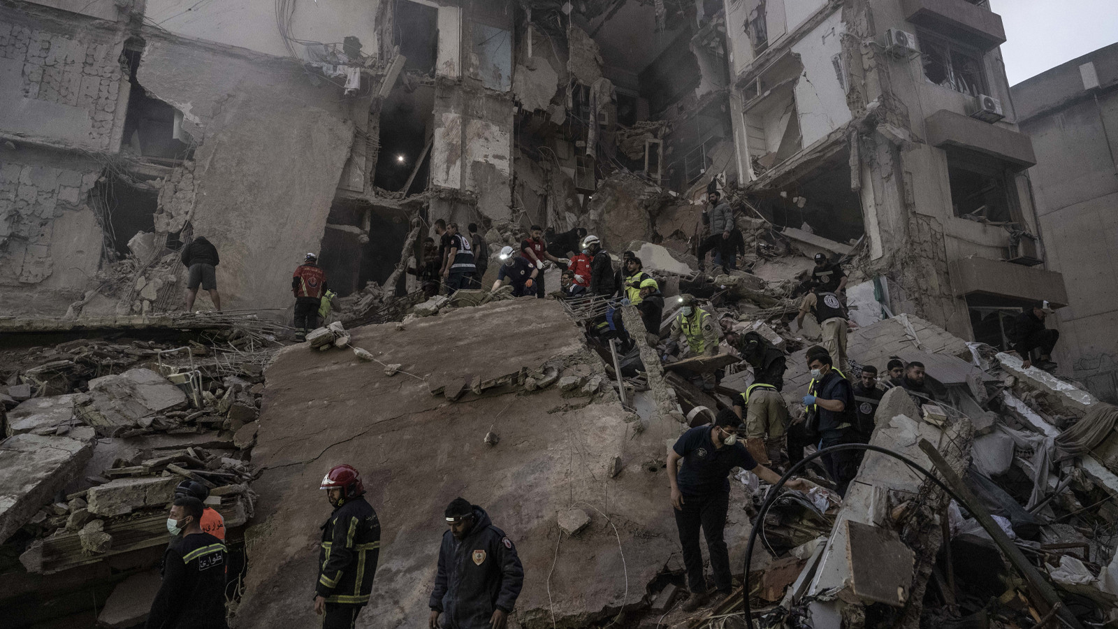 İsrail, Lübnan'da 17 kişiyi daha öldürdü