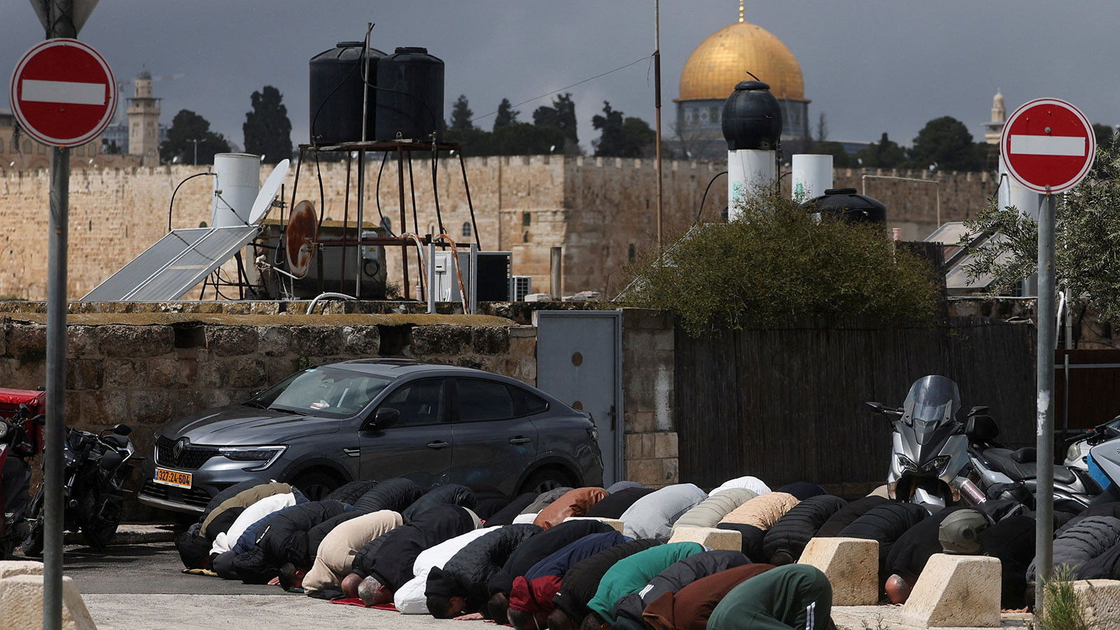 İsrail'in 41 gündür kapattığı Mescid-i Aksa ibadete açıldı