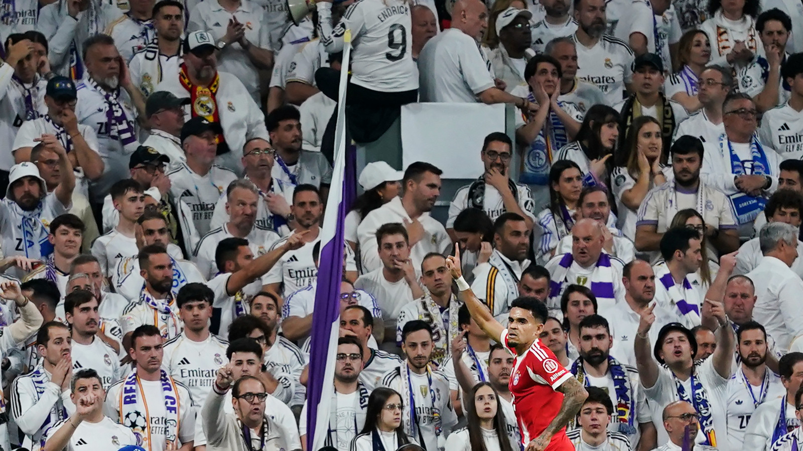 Real Madrid Bayern Münih maçı öncesi stat çevresinde bir grup 'İslam karşıtı' sloganlar attı